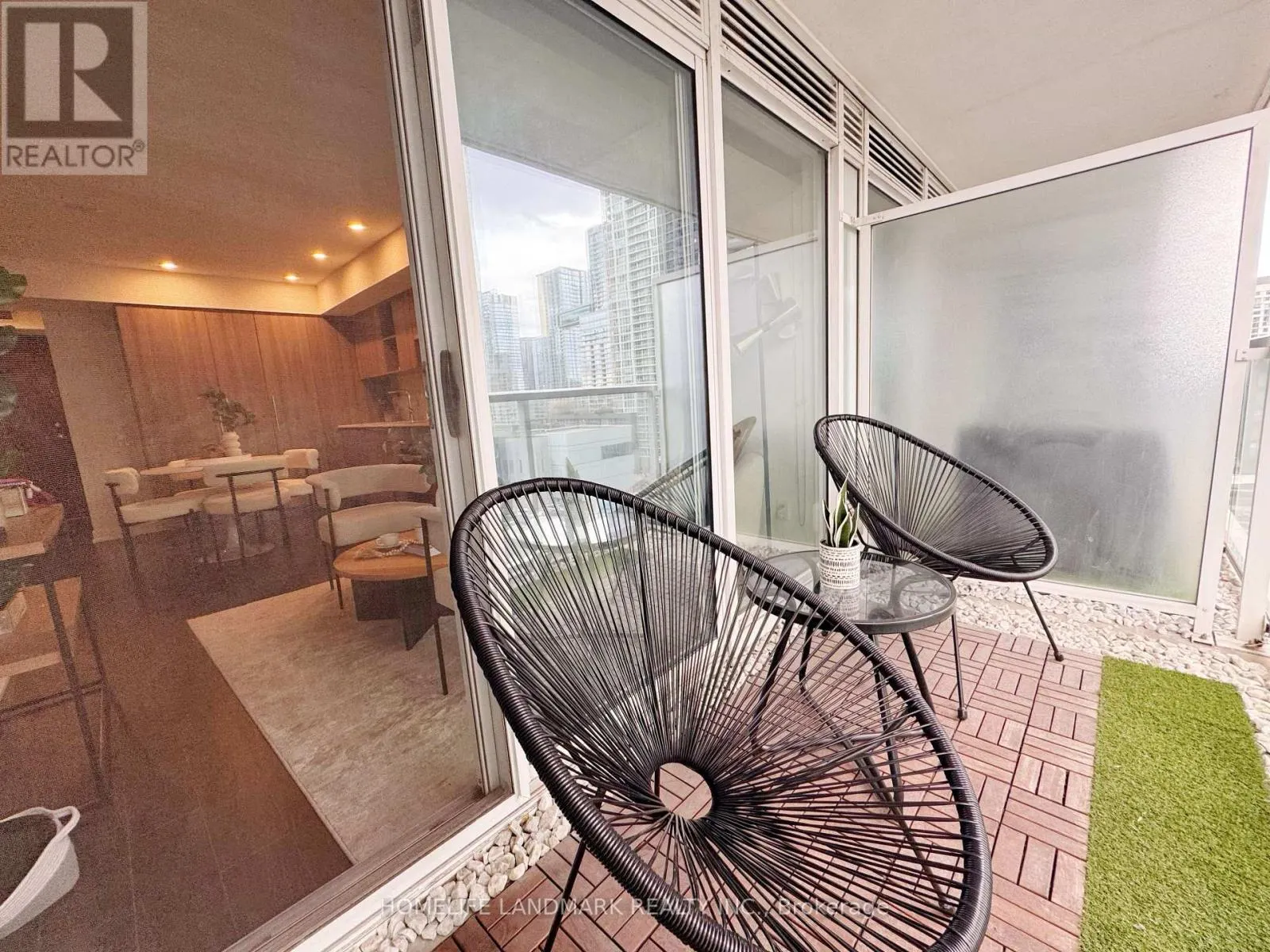 1110 - 19 BATHURST STREET