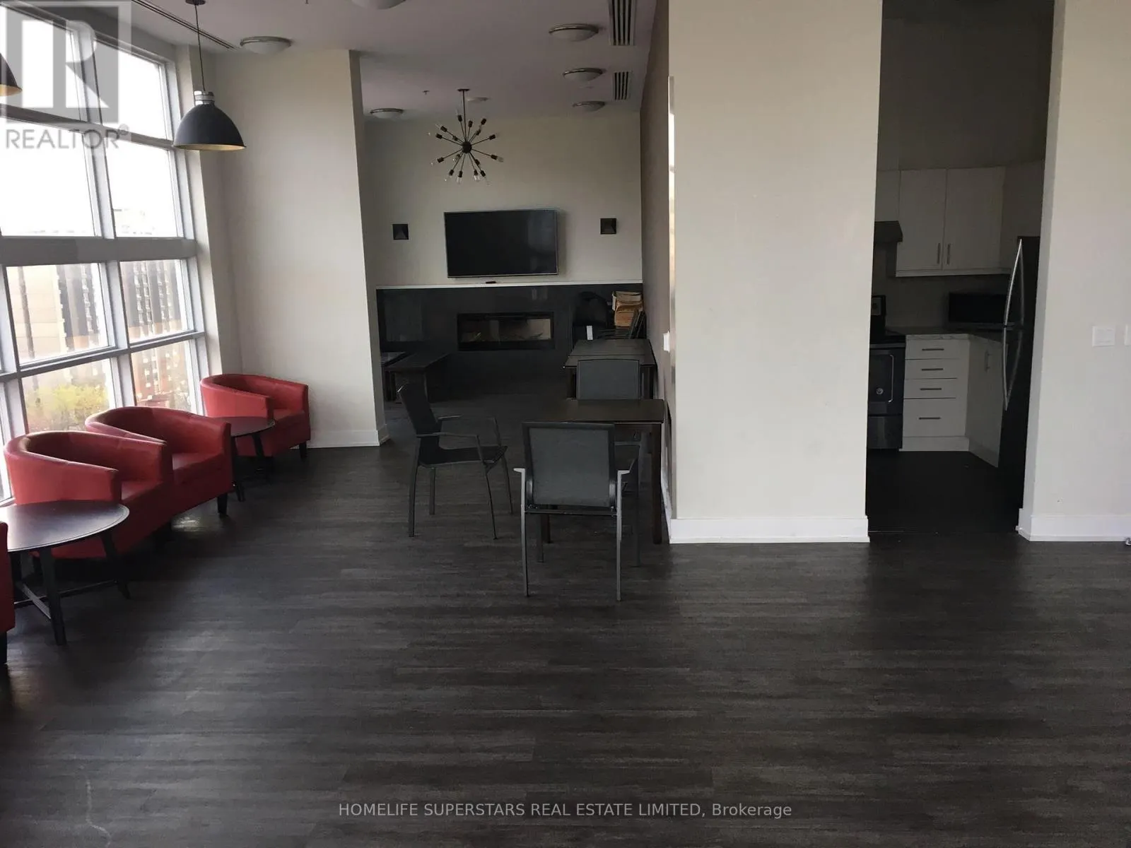 305 - 10 WILLISON SQUARE N