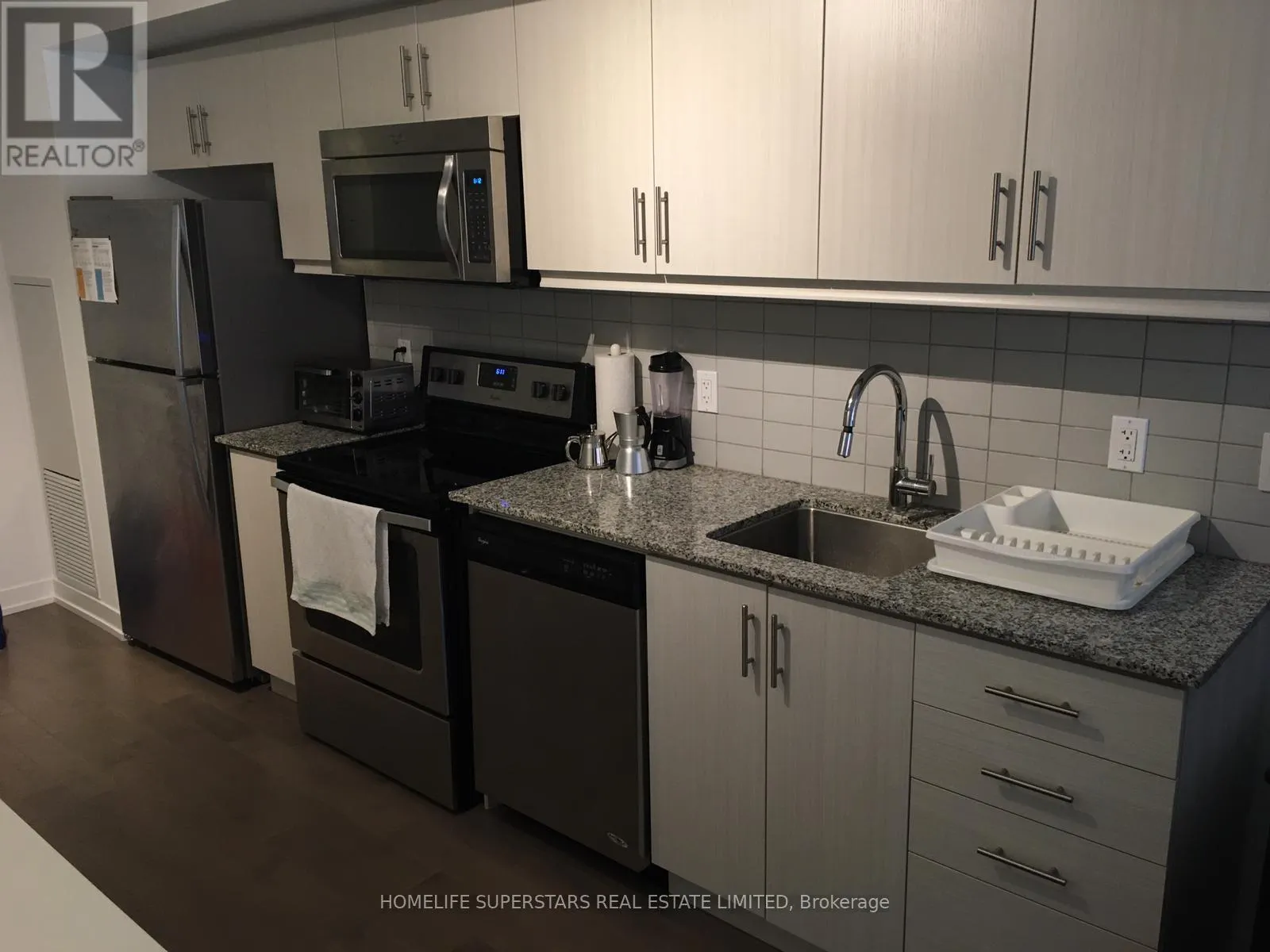 305 - 10 WILLISON SQUARE N