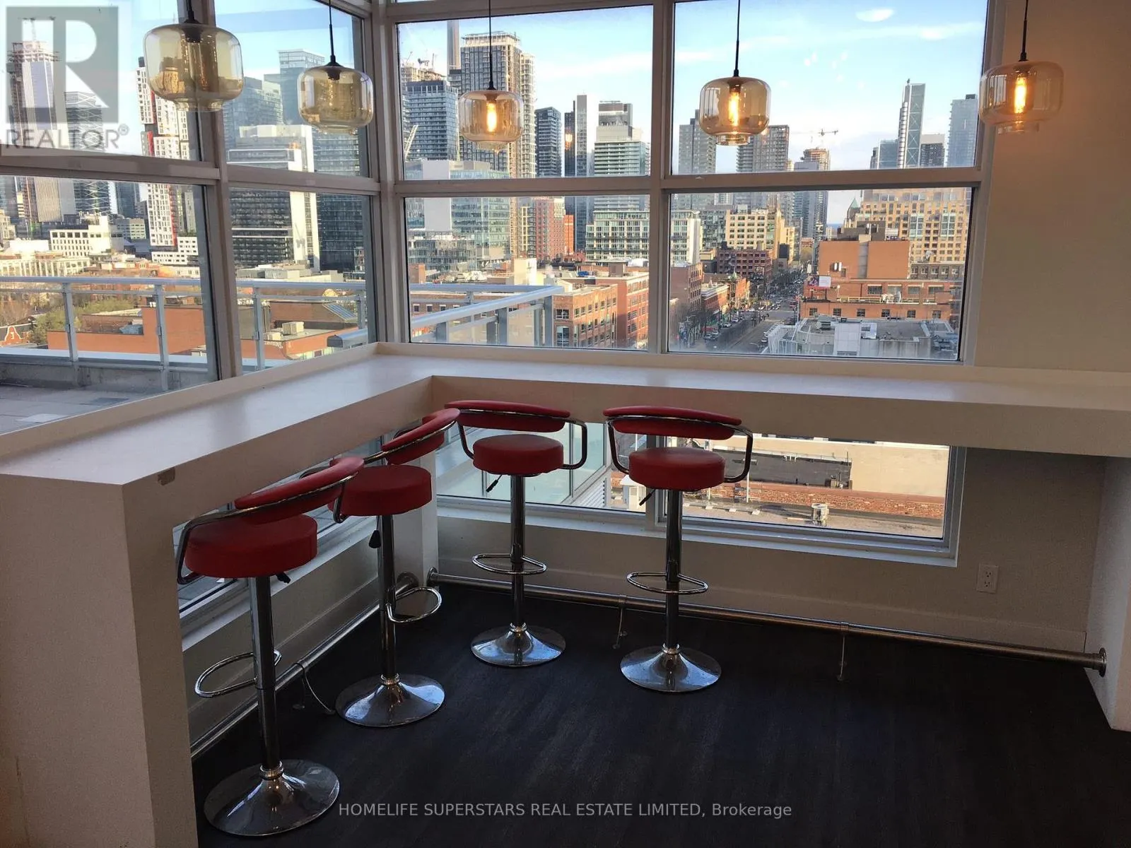 305 - 10 WILLISON SQUARE N