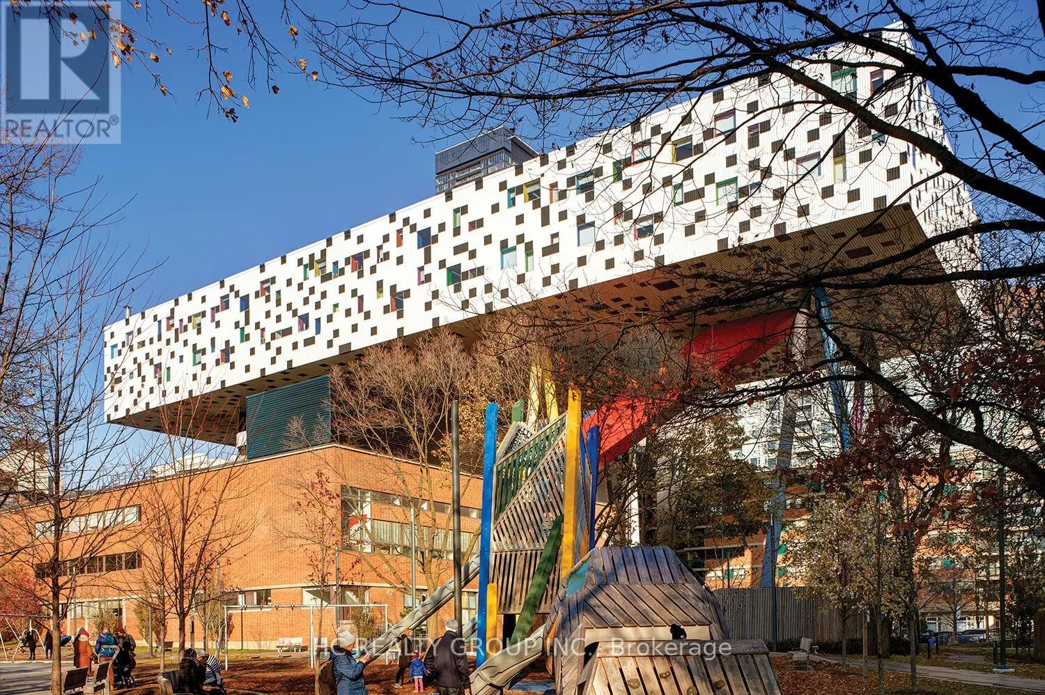 2005 - 280 DUNDAS STREET W