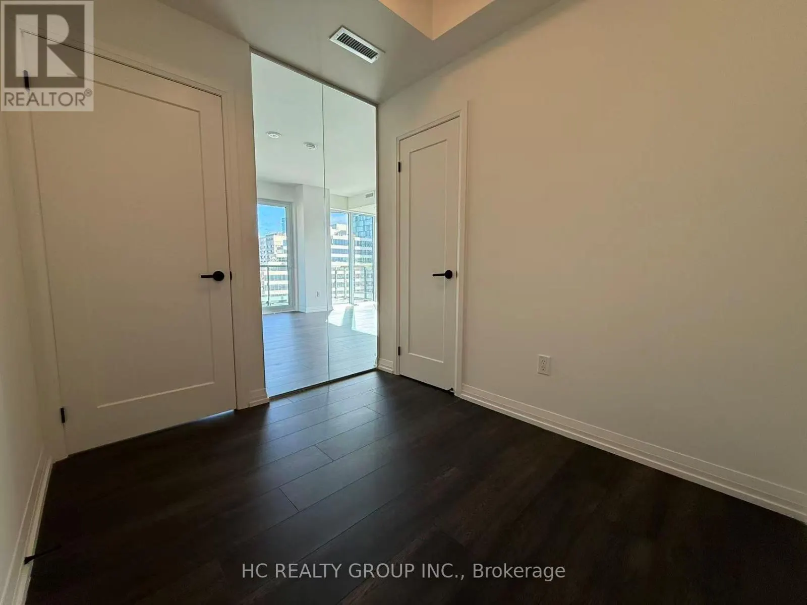 2005 - 280 DUNDAS STREET W