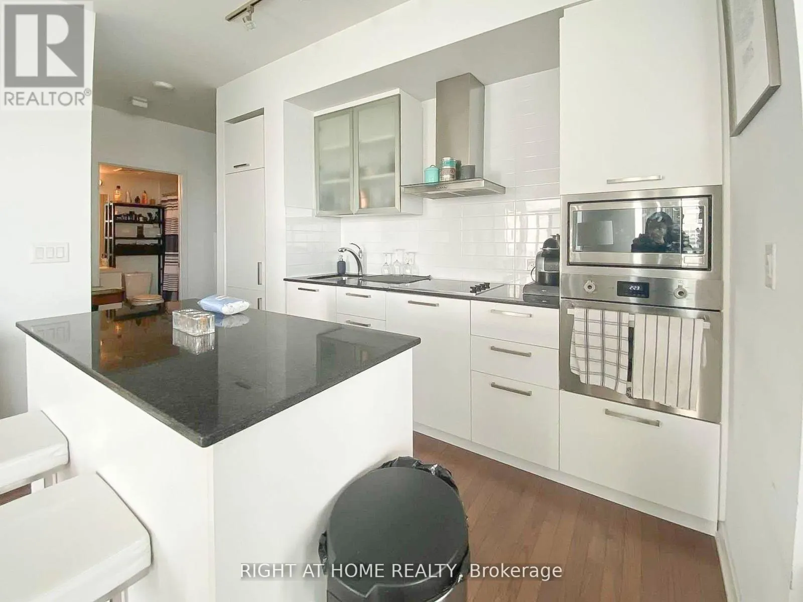 4702 - 12 YORK STREET