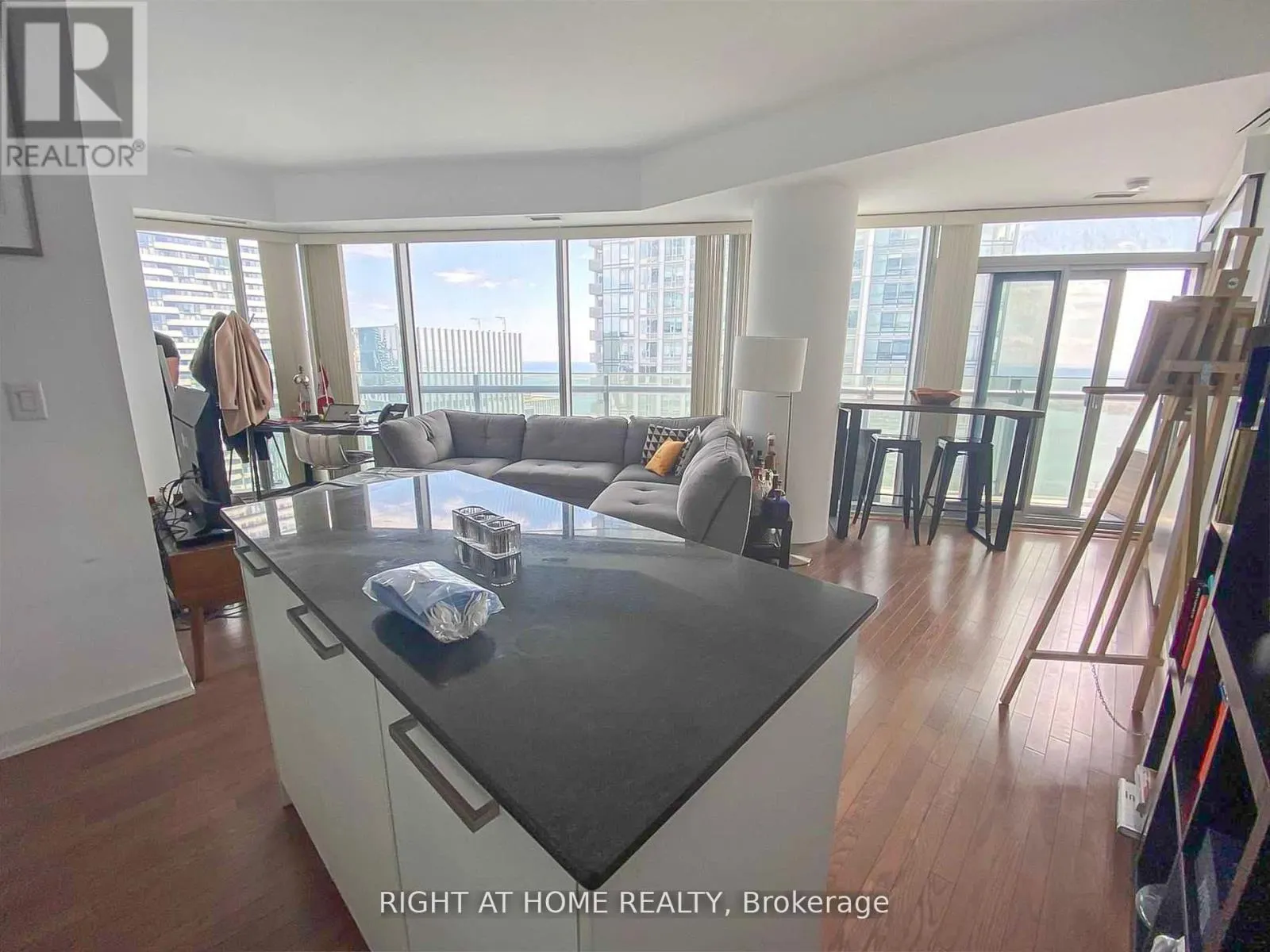 4702 - 12 YORK STREET