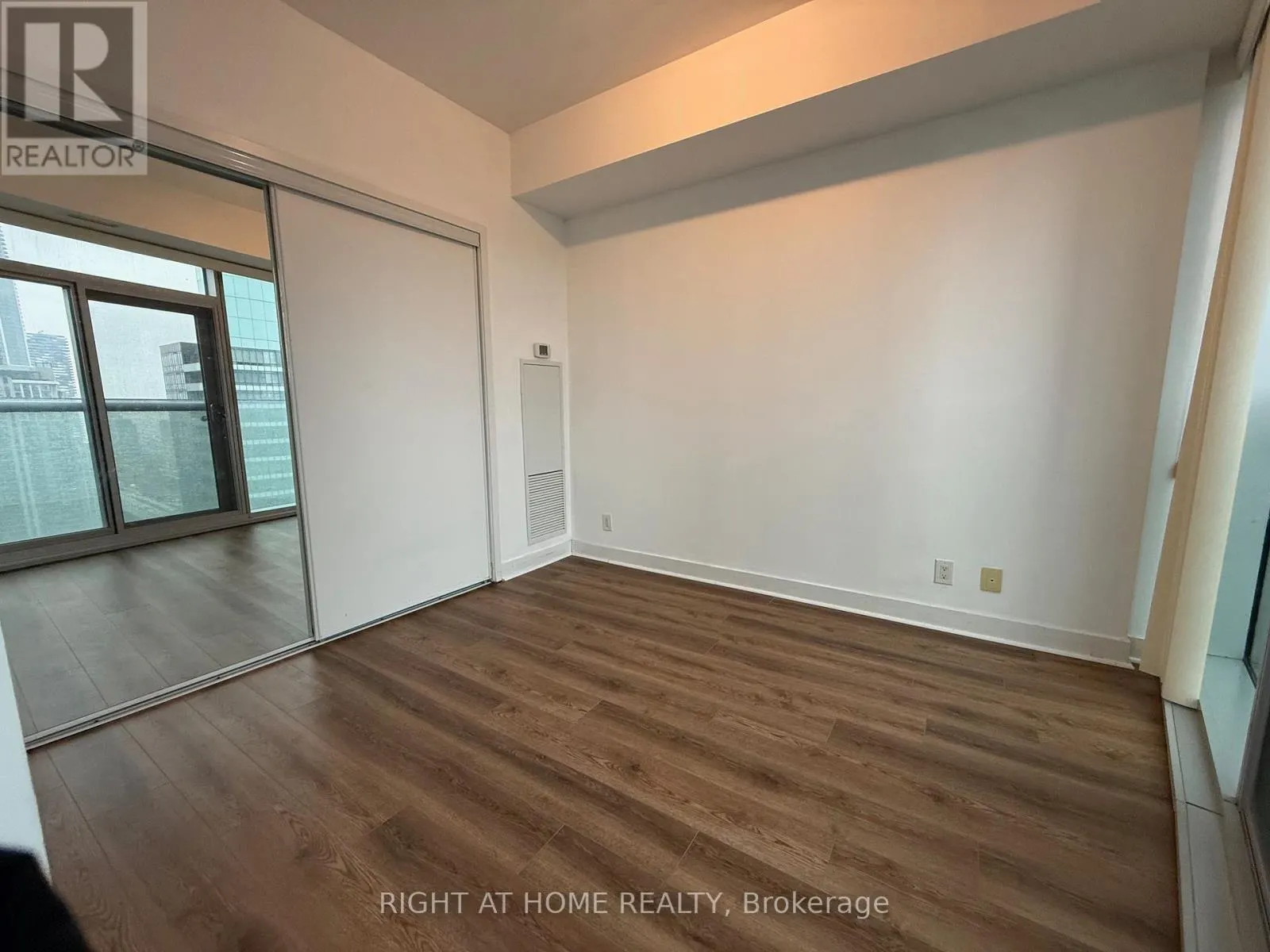 4702 - 12 YORK STREET