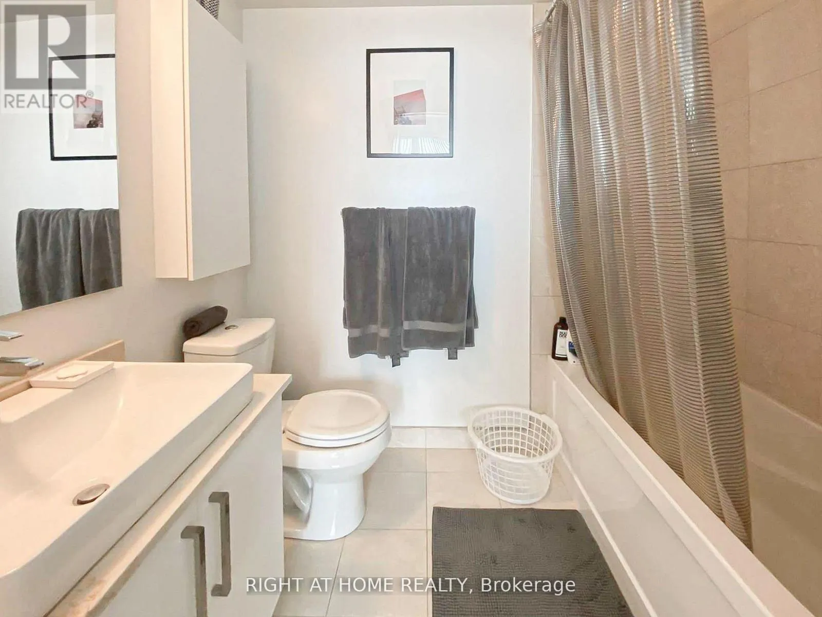 4702 - 12 YORK STREET