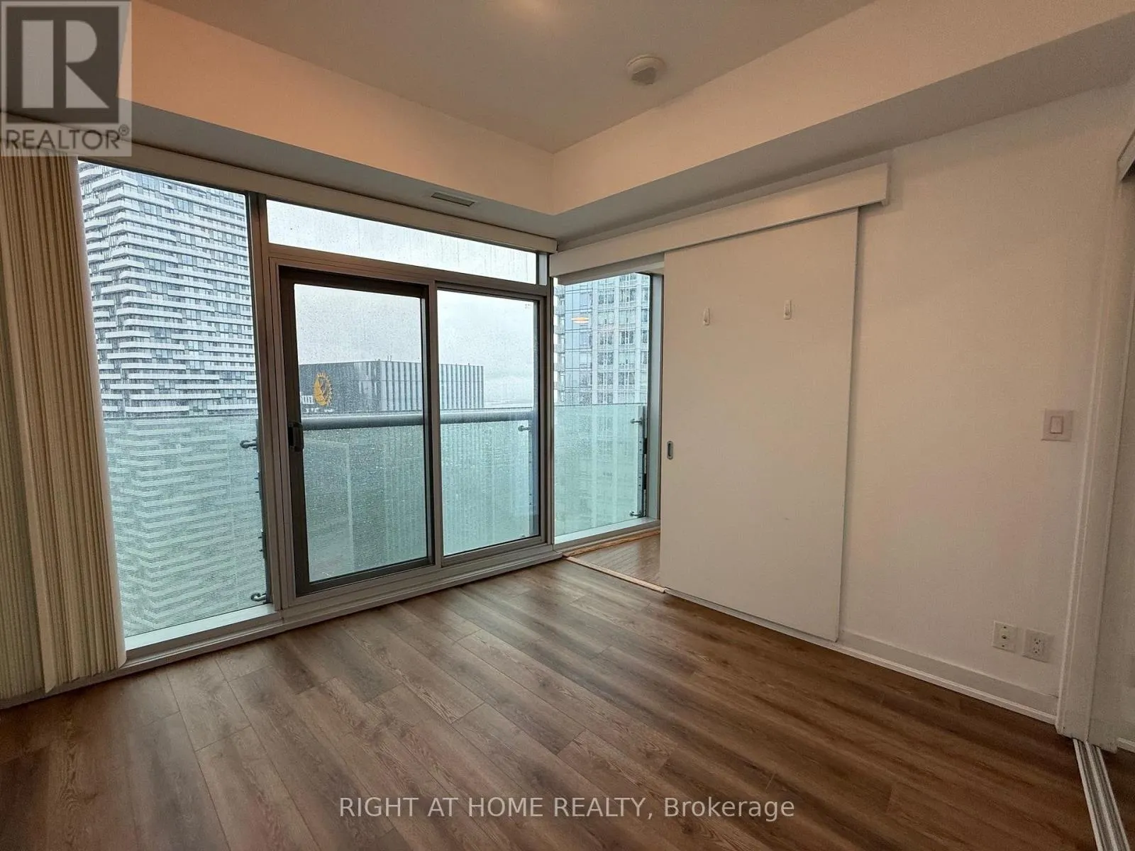 4702 - 12 YORK STREET