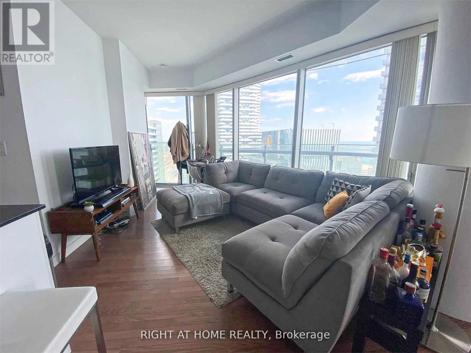 4702 - 12 YORK STREET