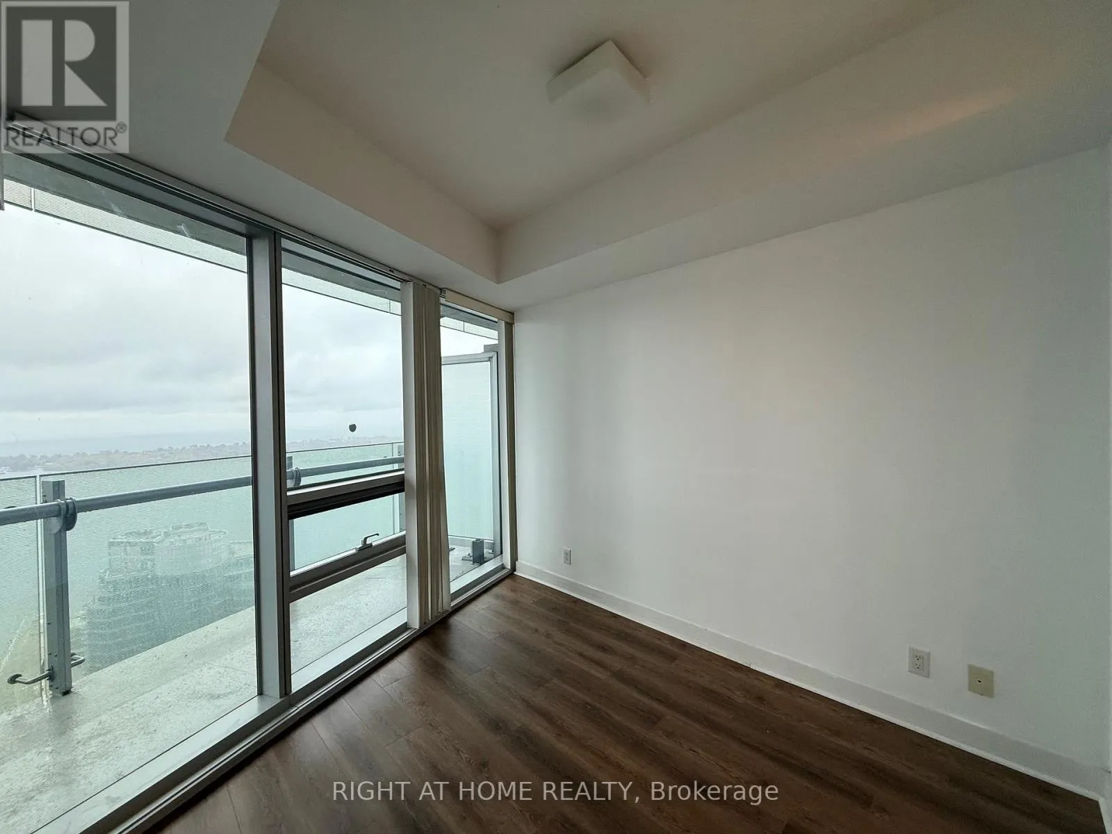 4702 - 12 YORK STREET