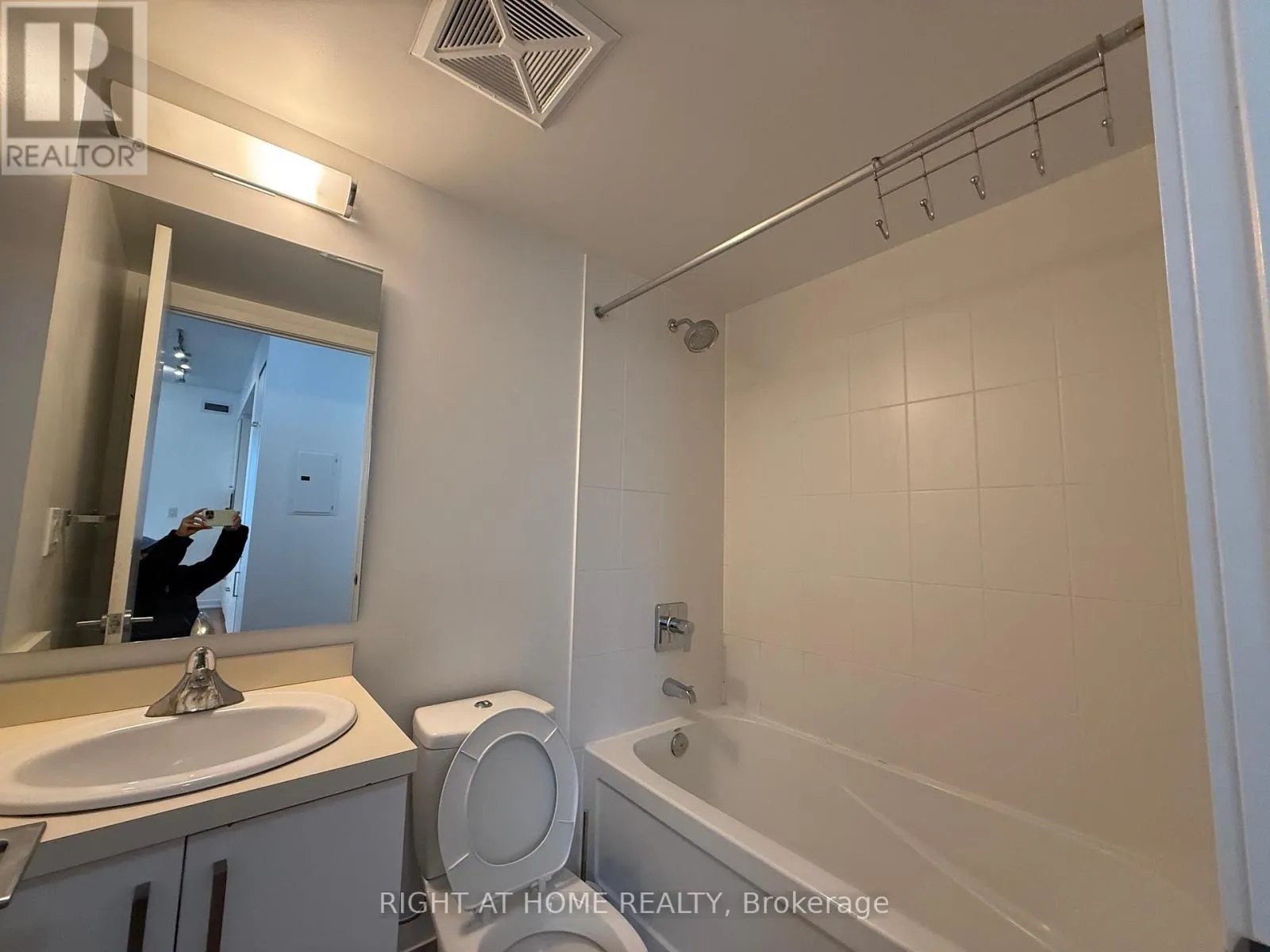 4702 - 12 YORK STREET