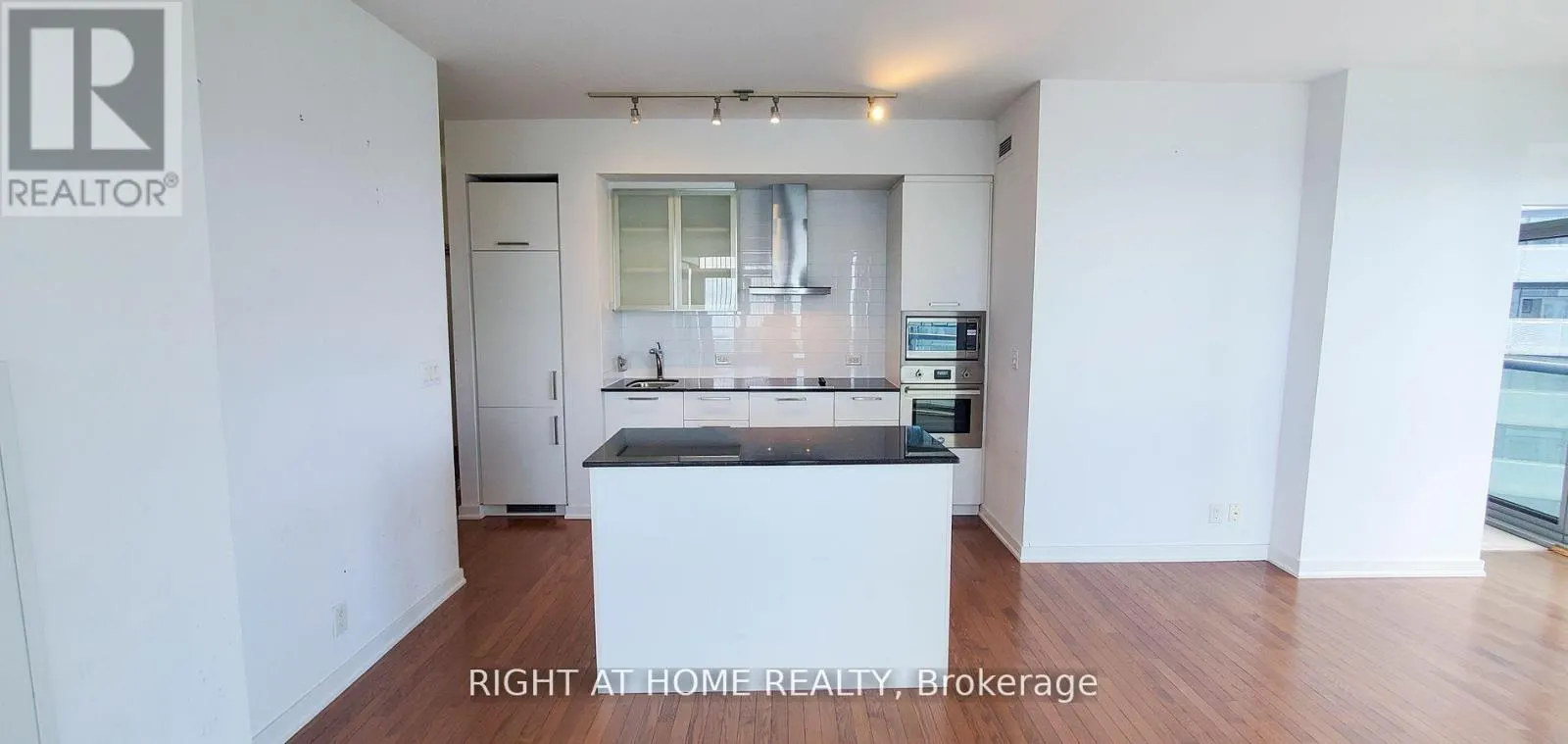 4702 - 12 YORK STREET