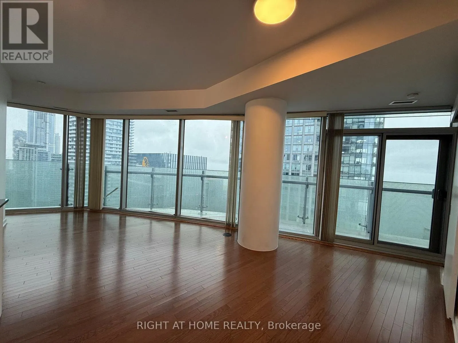 4702 - 12 YORK STREET