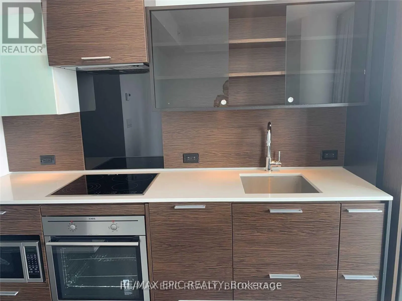 2703 - 75 ST NICHOLAS STREET