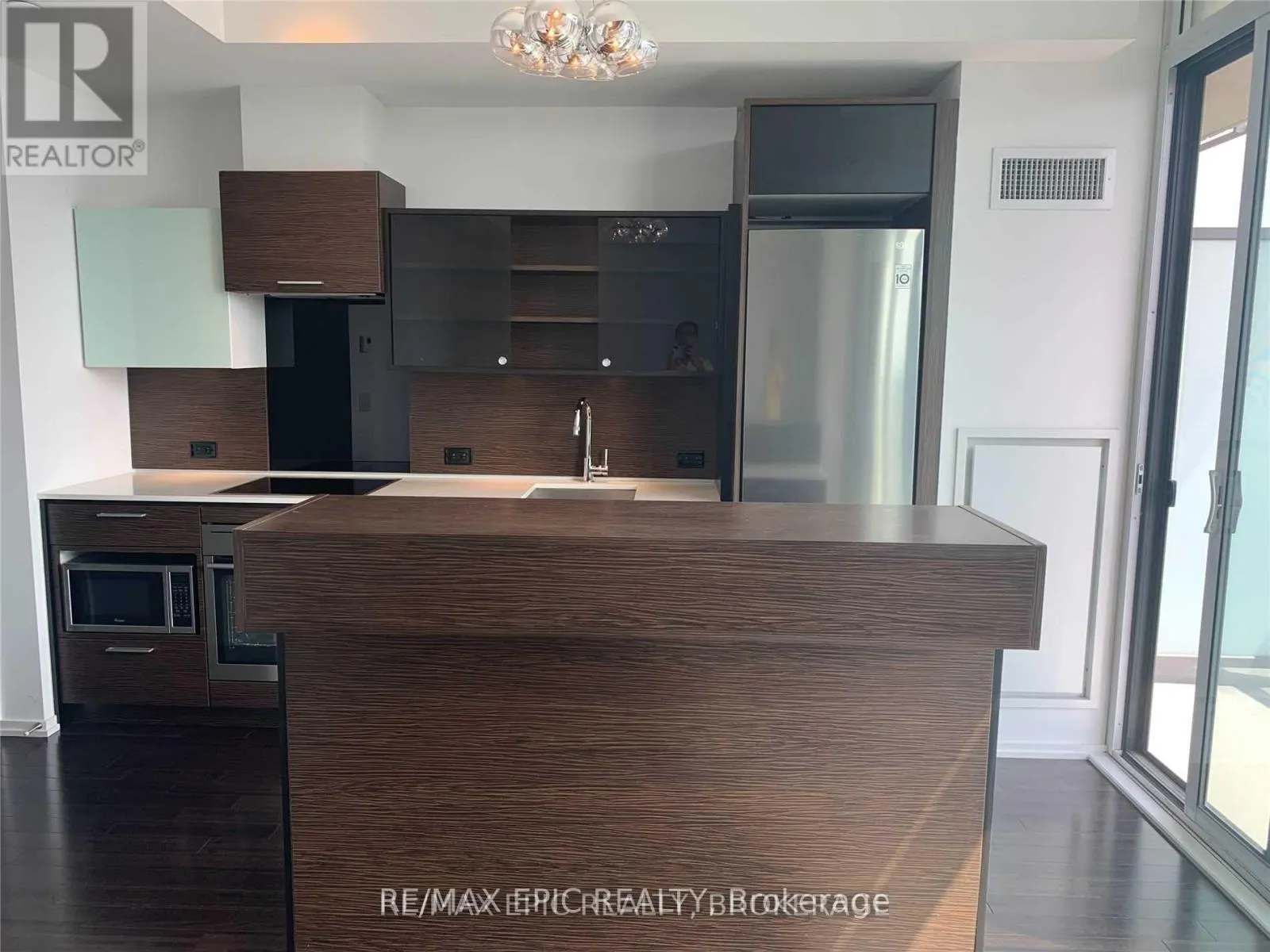 2703 - 75 ST NICHOLAS STREET