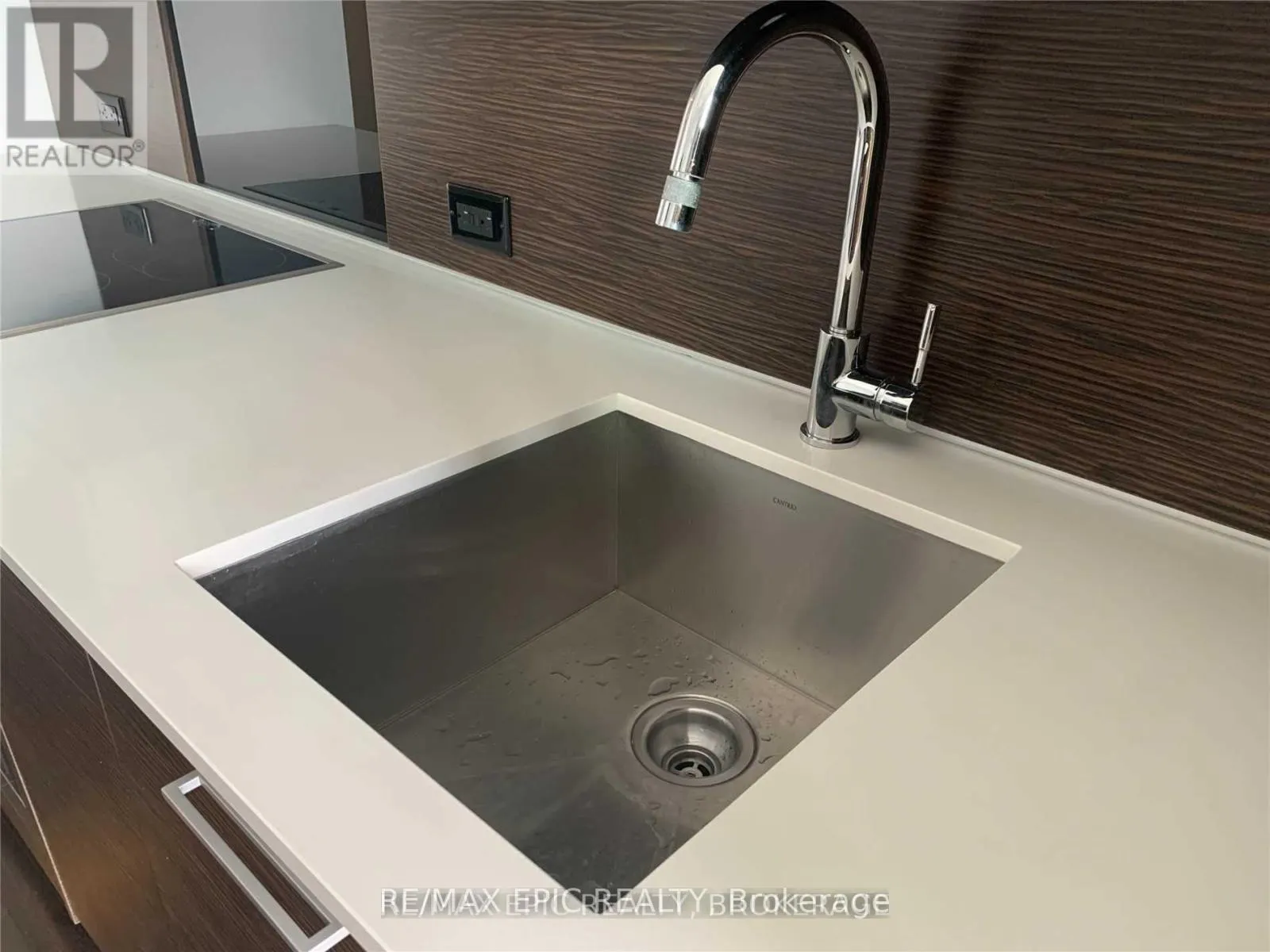 2703 - 75 ST NICHOLAS STREET