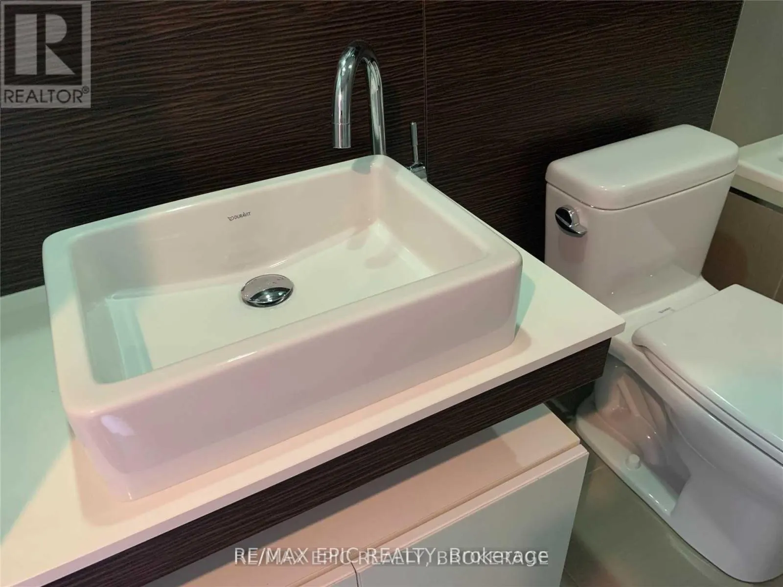 2703 - 75 ST NICHOLAS STREET