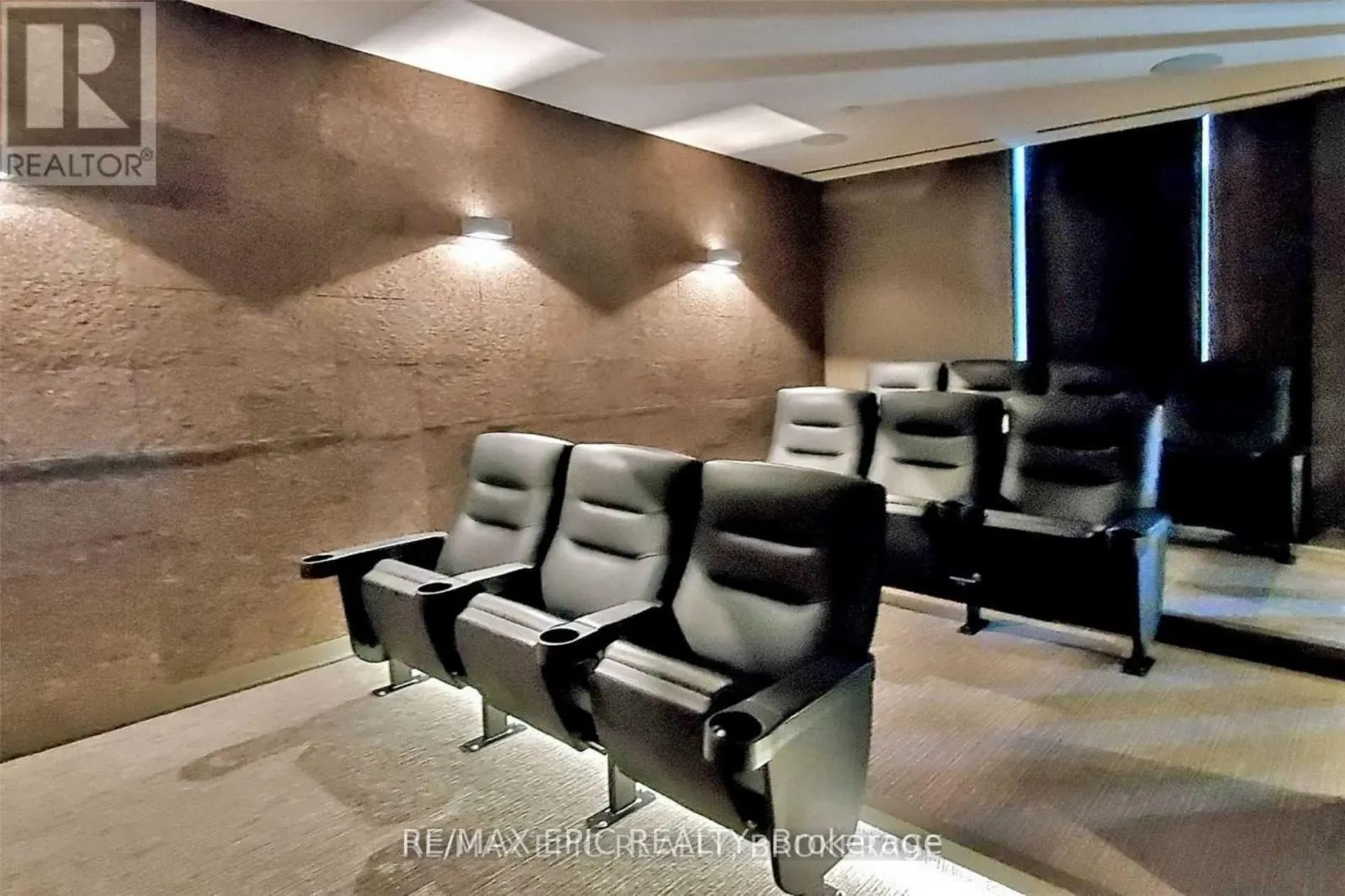 2703 - 75 ST NICHOLAS STREET