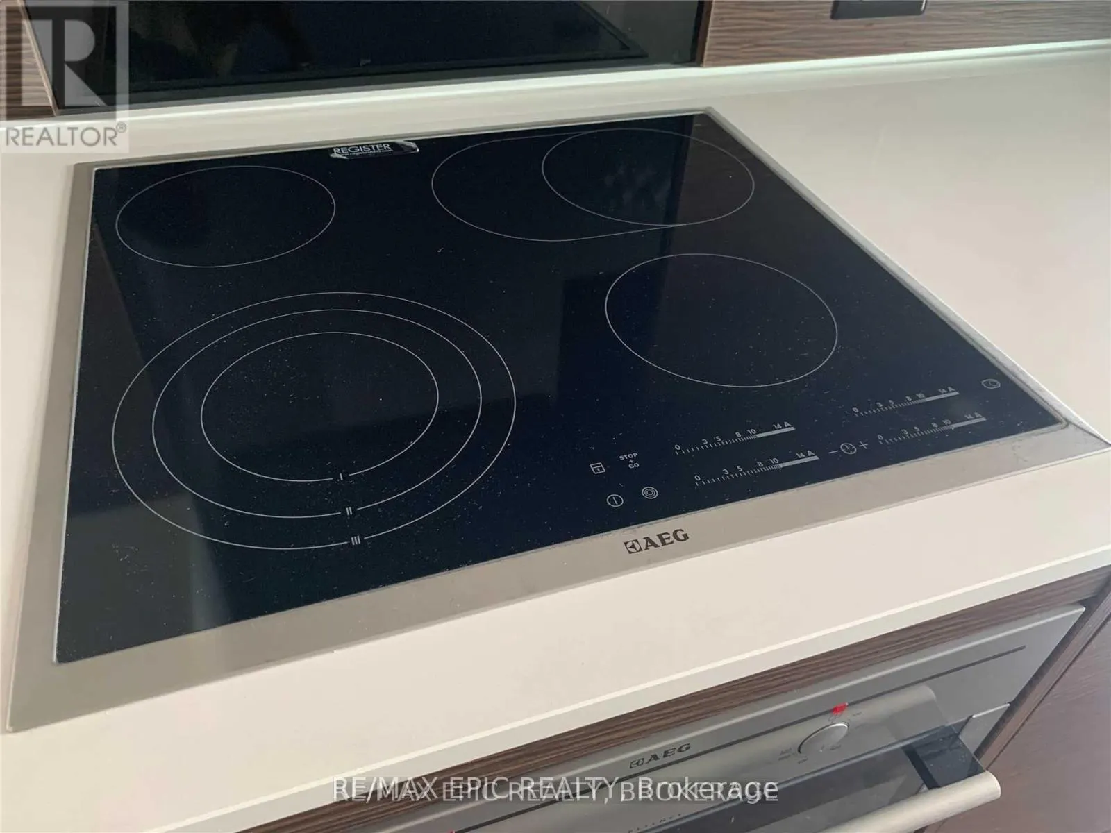 2703 - 75 ST NICHOLAS STREET