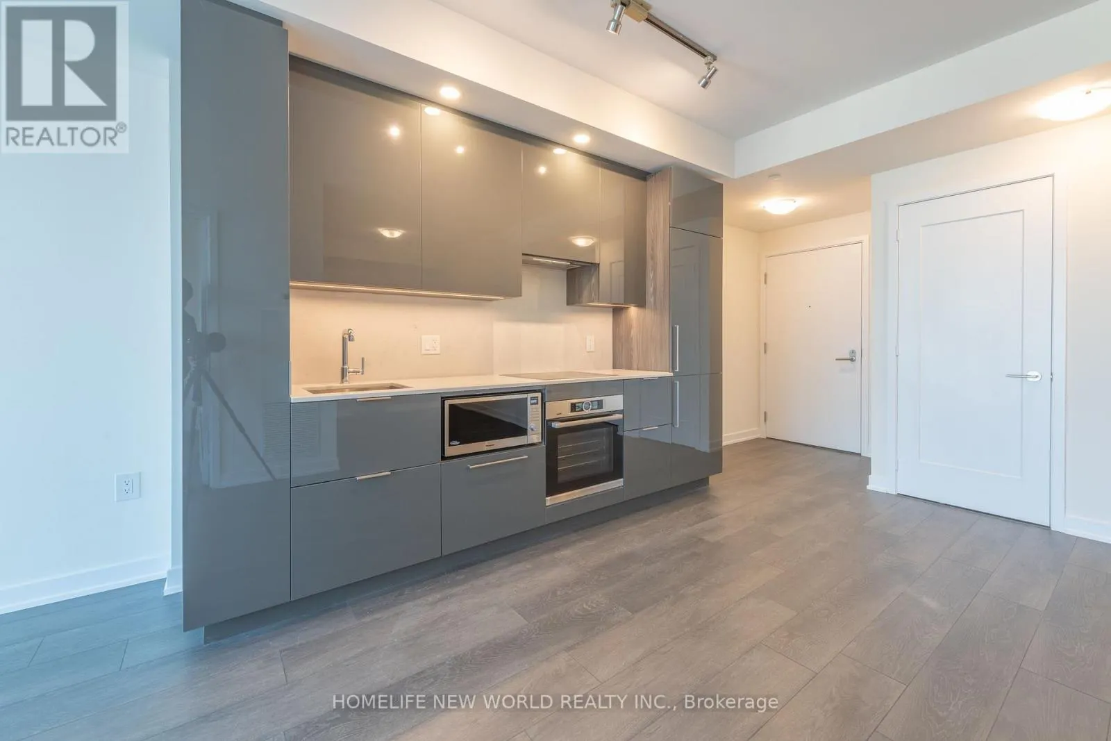 3906 - 28 FREELAND STREET