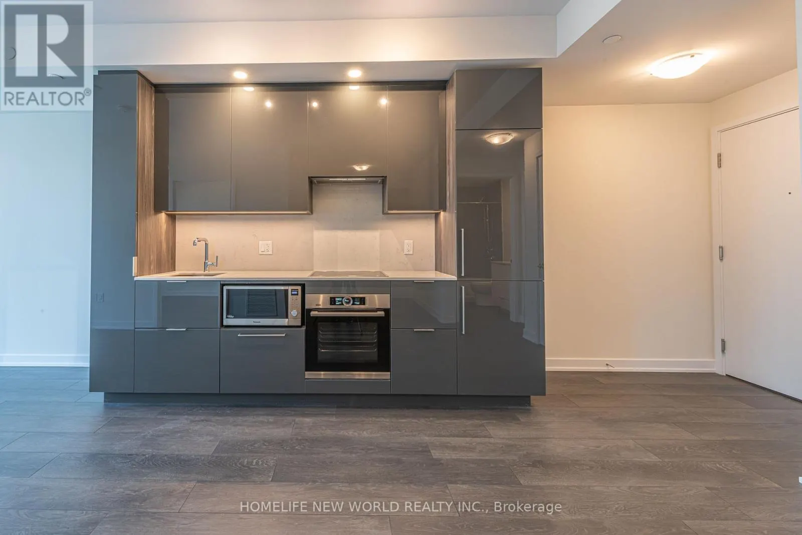 3906 - 28 FREELAND STREET