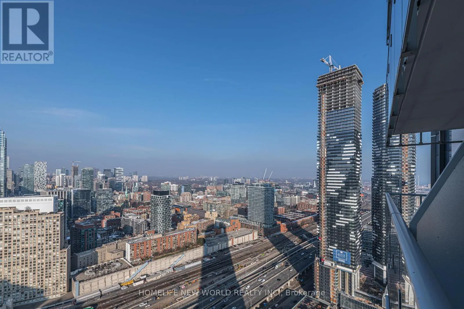 3906 - 28 FREELAND STREET