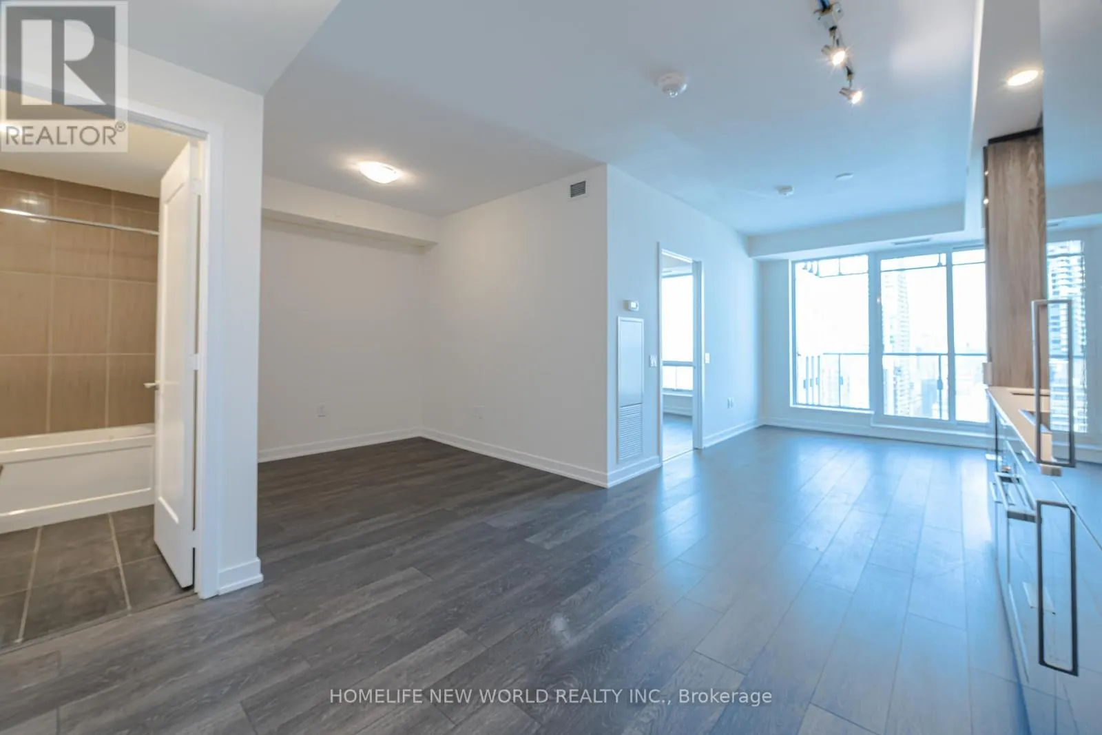 3906 - 28 FREELAND STREET