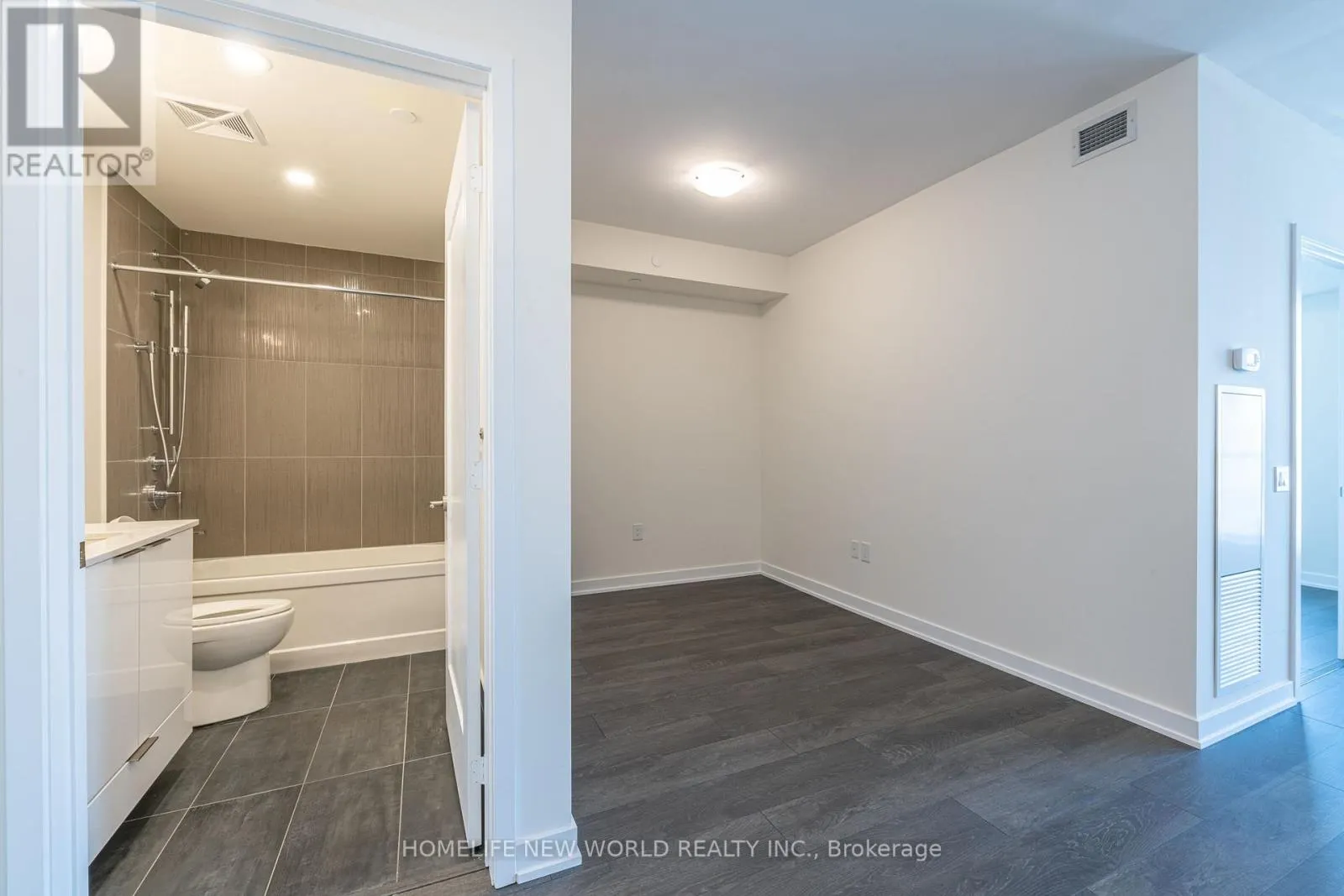 3906 - 28 FREELAND STREET