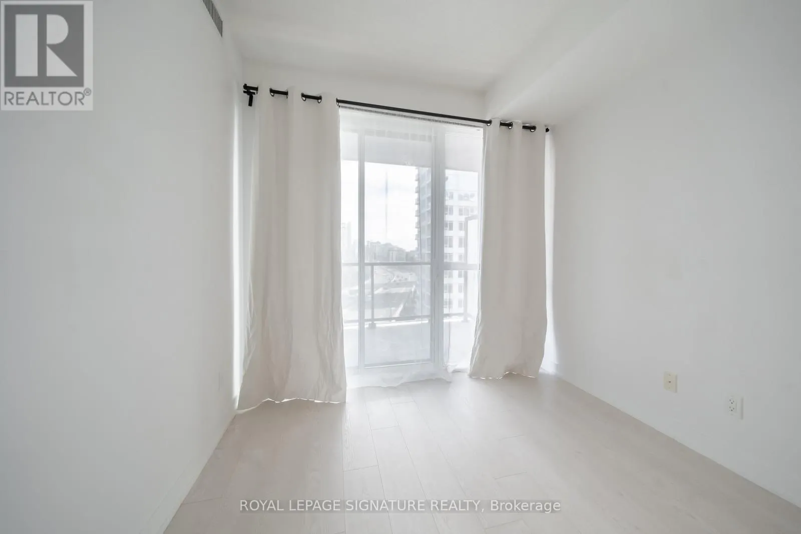 1106 - 20 BRUYERES MEWS