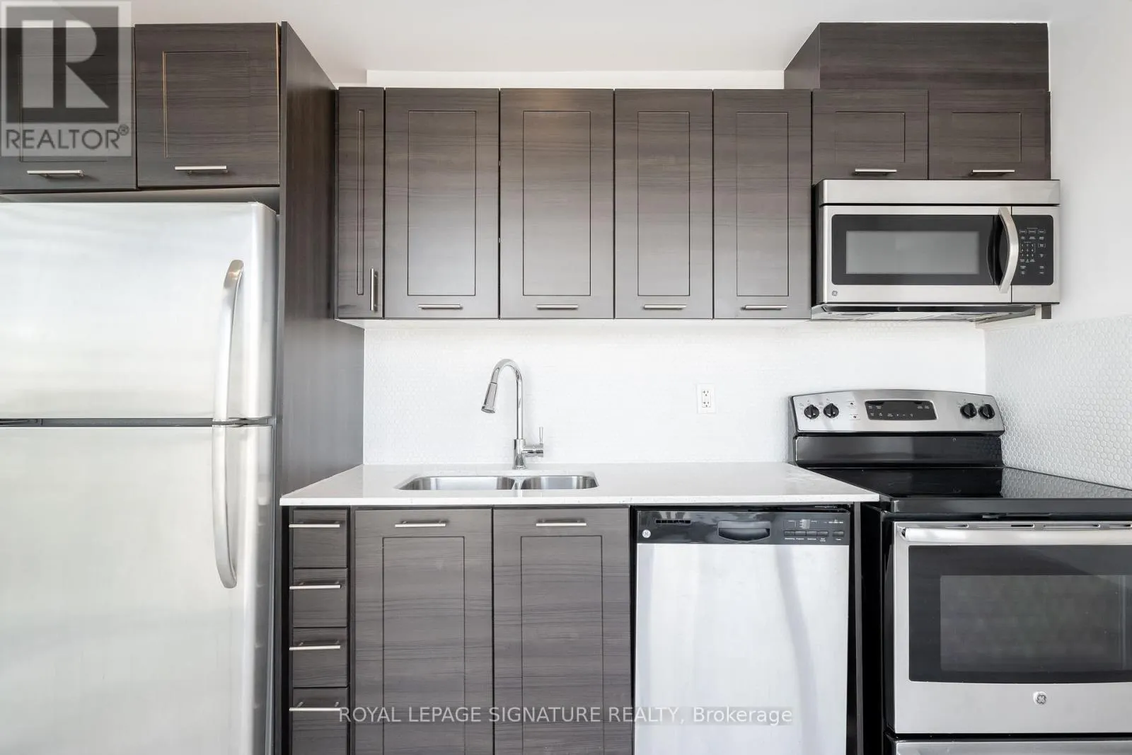 1106 - 20 BRUYERES MEWS