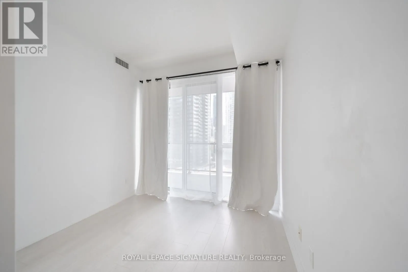 1106 - 20 BRUYERES MEWS