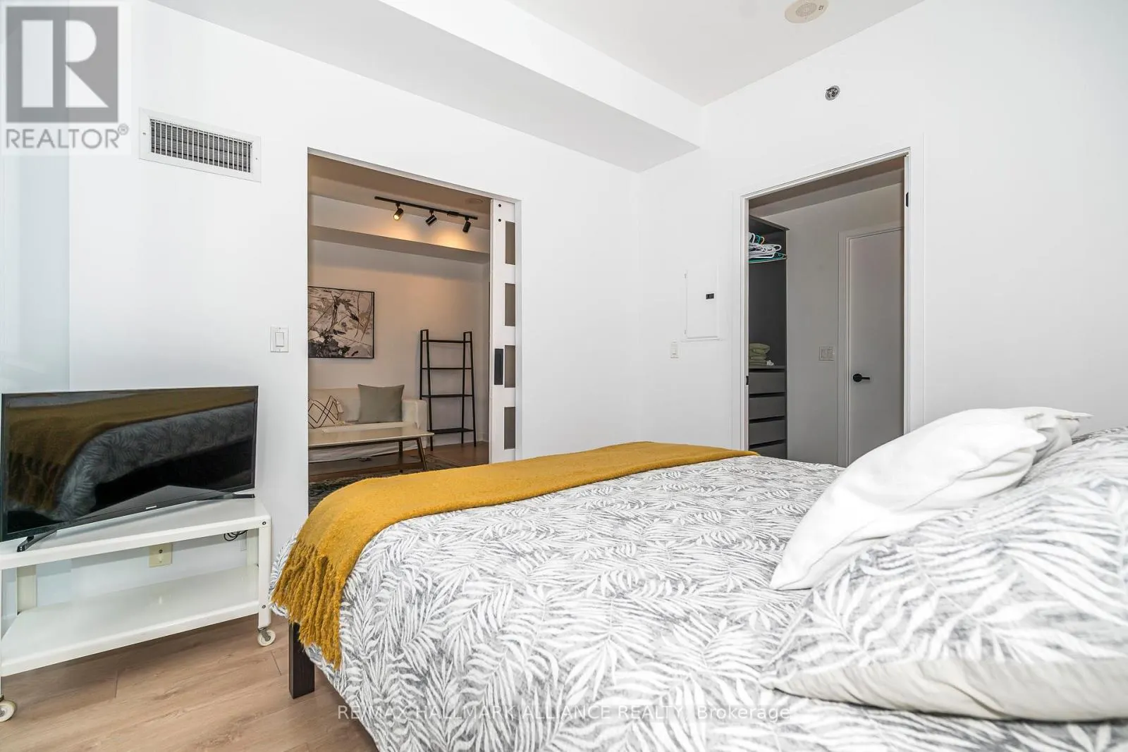 1015 - 21 NELSON STREET