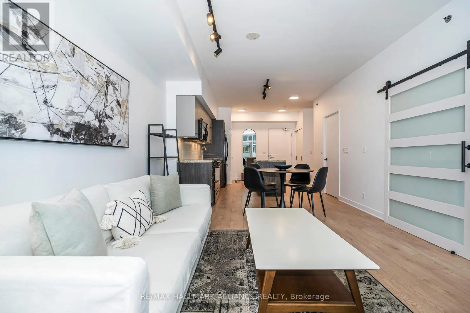 1015 - 21 NELSON STREET