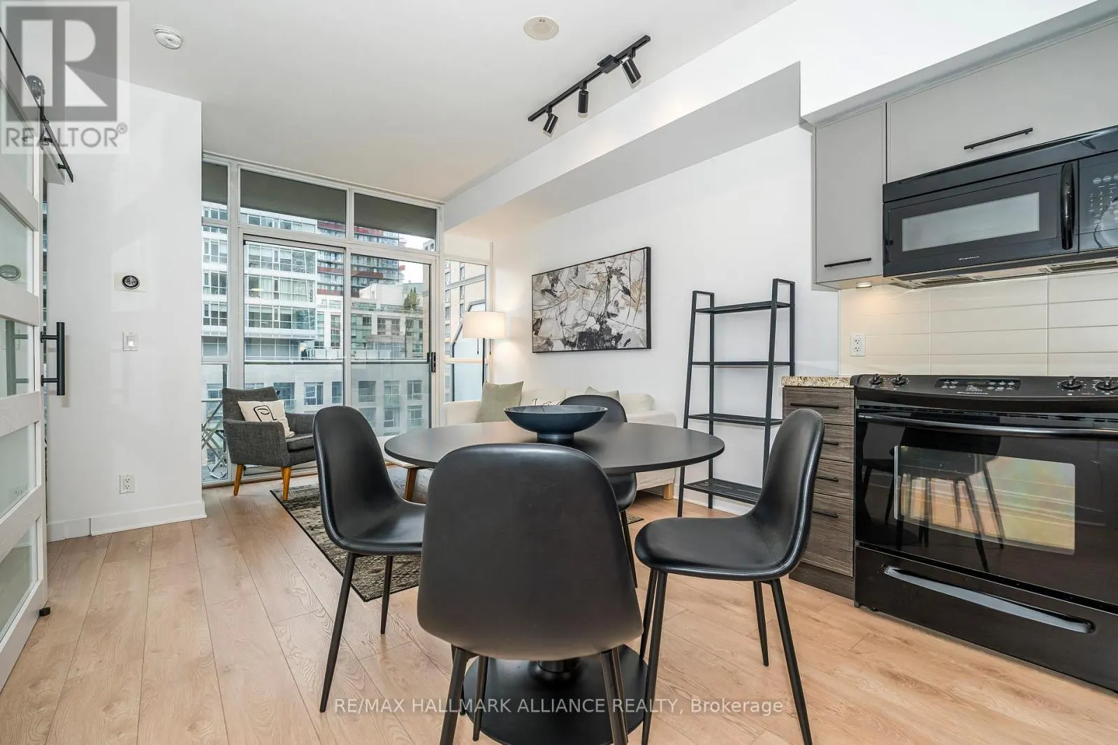 1015 - 21 NELSON STREET