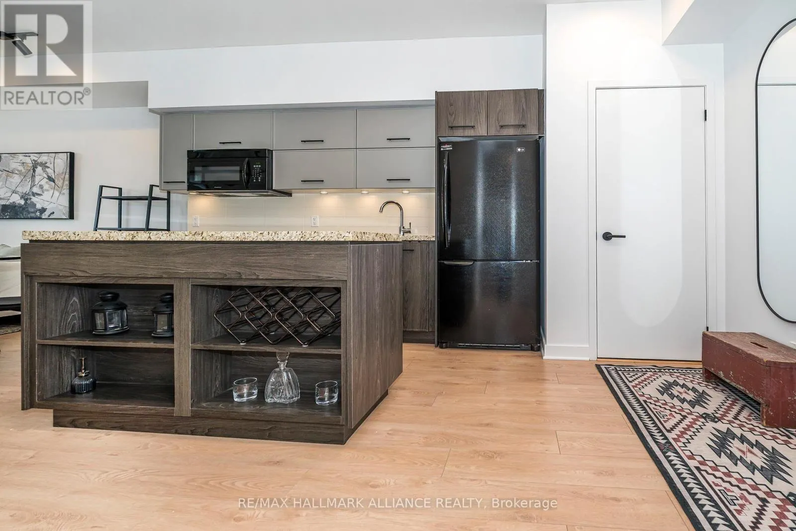 1015 - 21 NELSON STREET