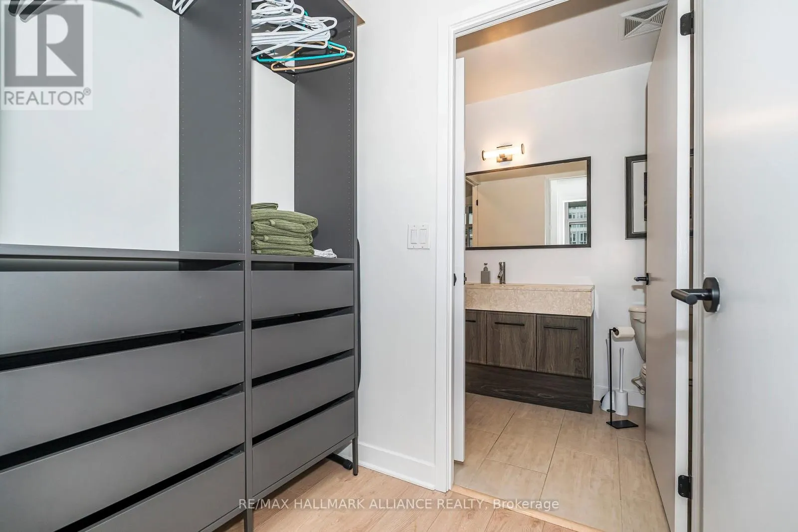 1015 - 21 NELSON STREET