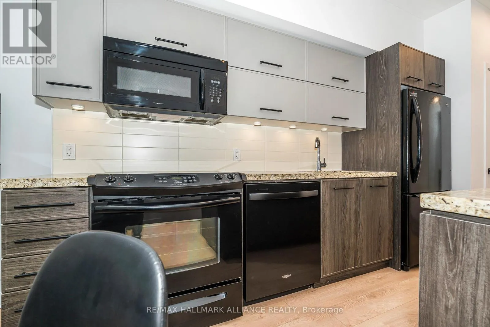 1015 - 21 NELSON STREET