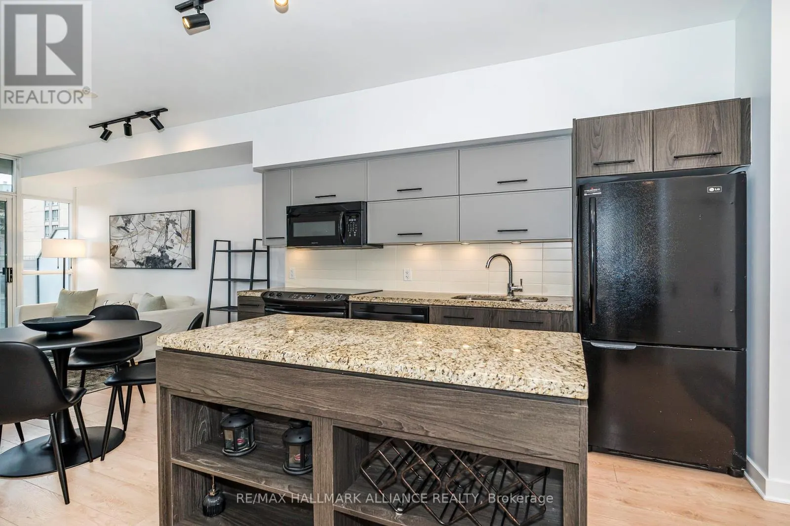 1015 - 21 NELSON STREET