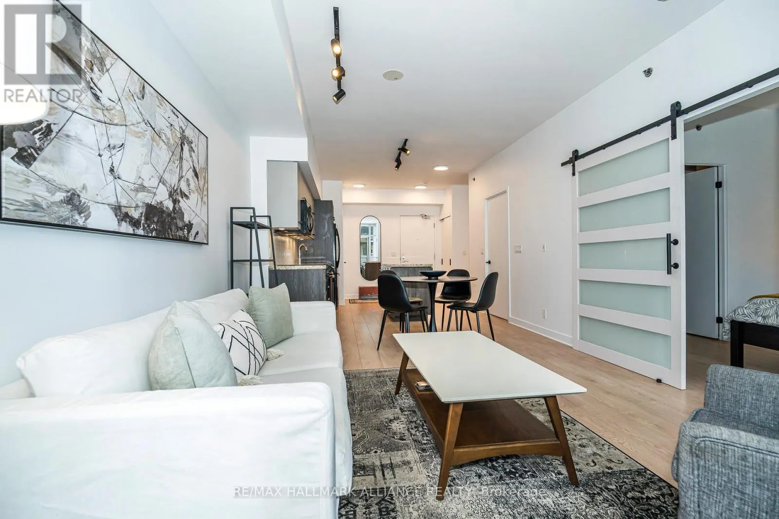 1015 - 21 NELSON STREET