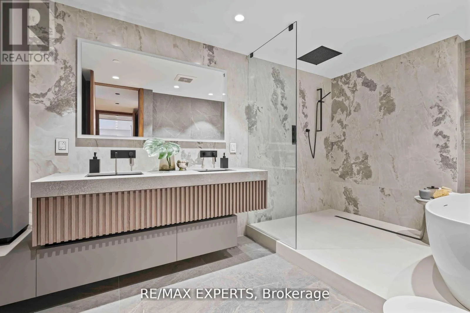 702 - 1700 AVENUE ROAD