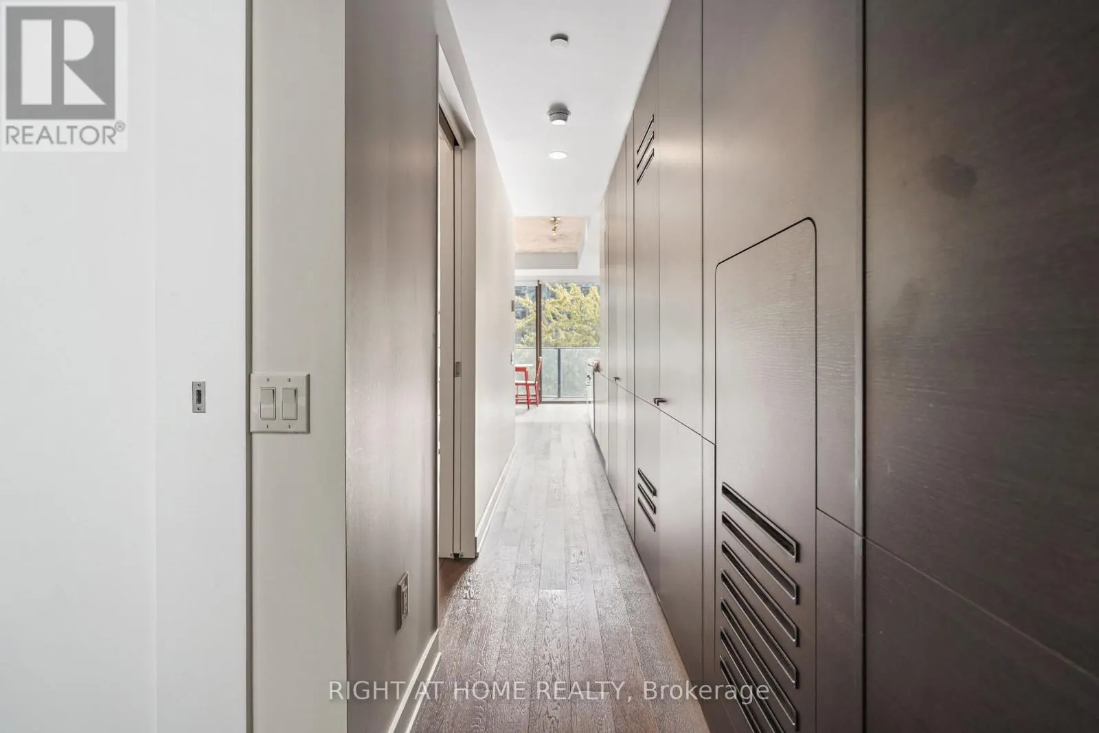 513 - 629 KING STREET W