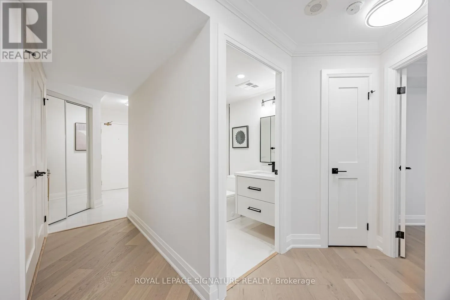 404 - 889 BAY STREET