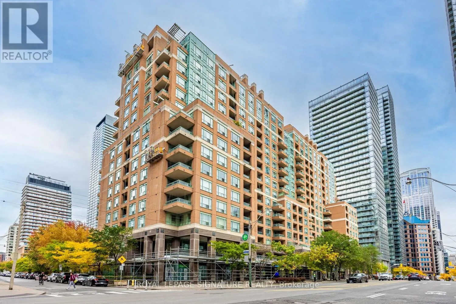 404 - 889 BAY STREET