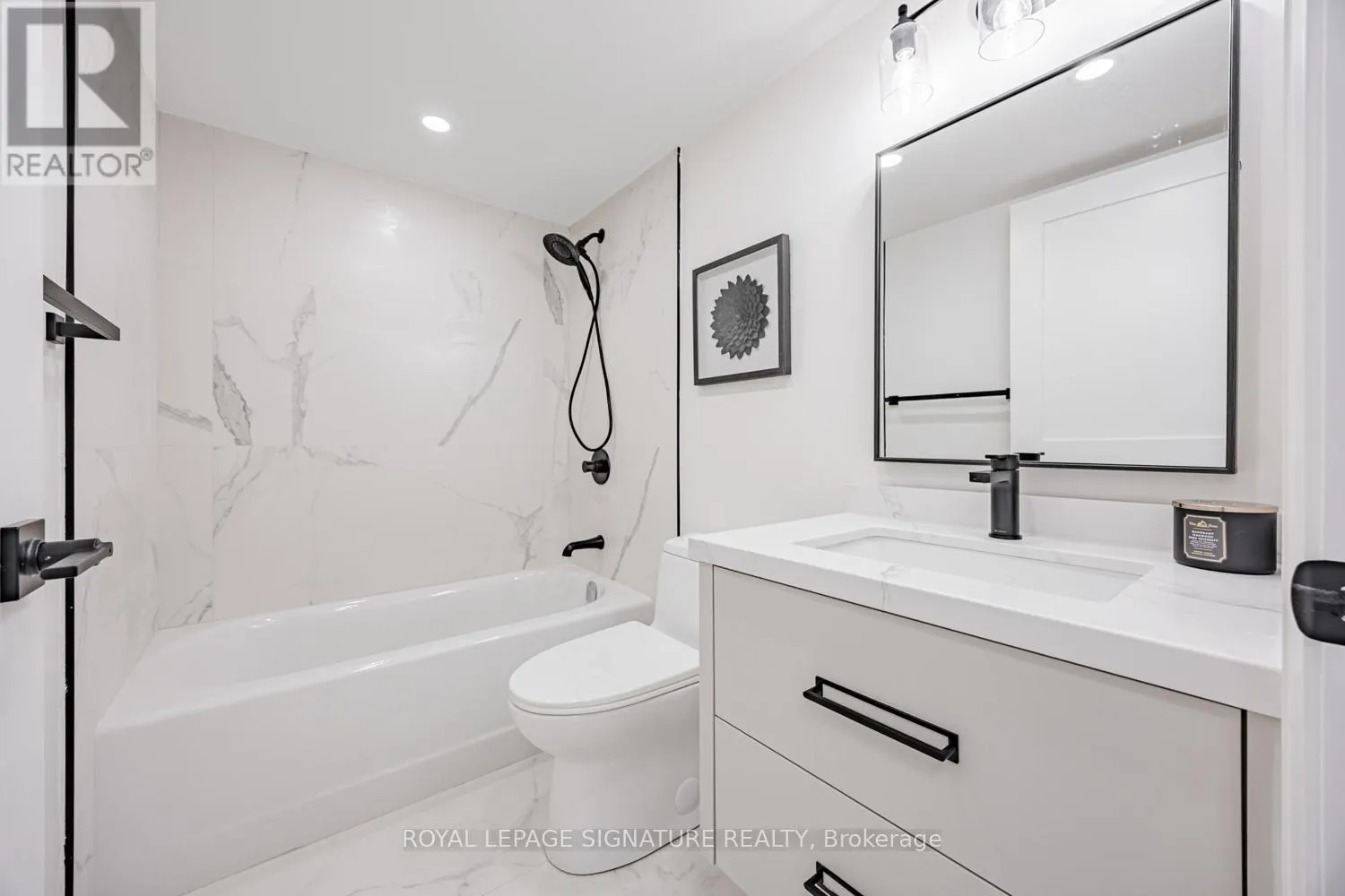 404 - 889 BAY STREET