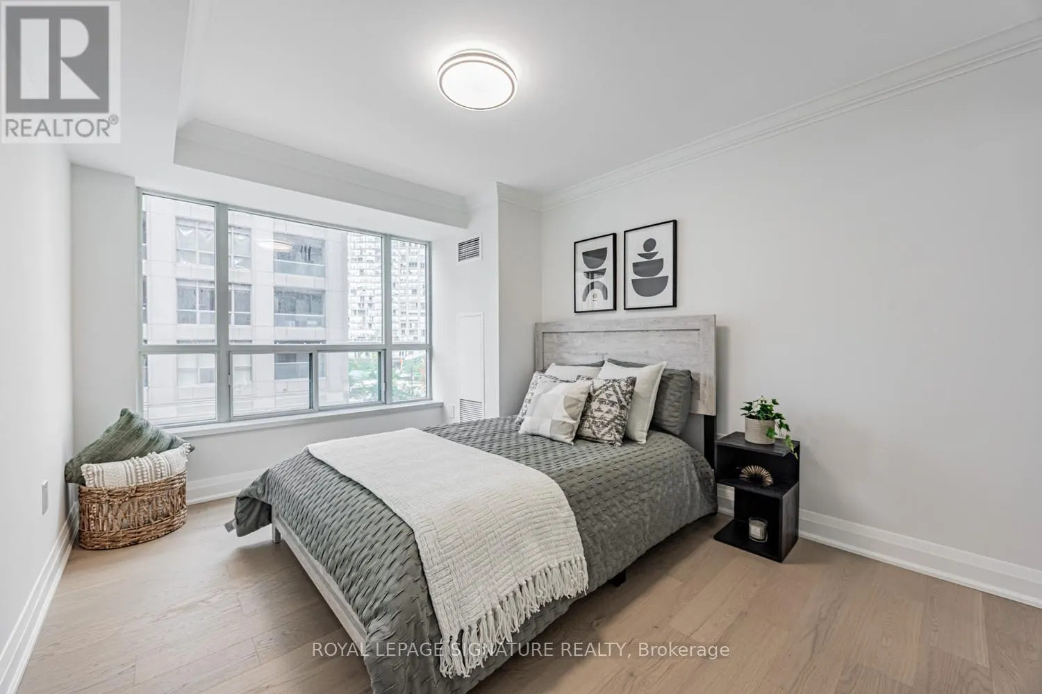 404 - 889 BAY STREET