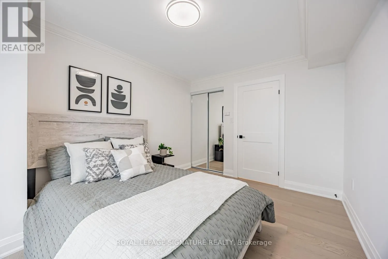 404 - 889 BAY STREET