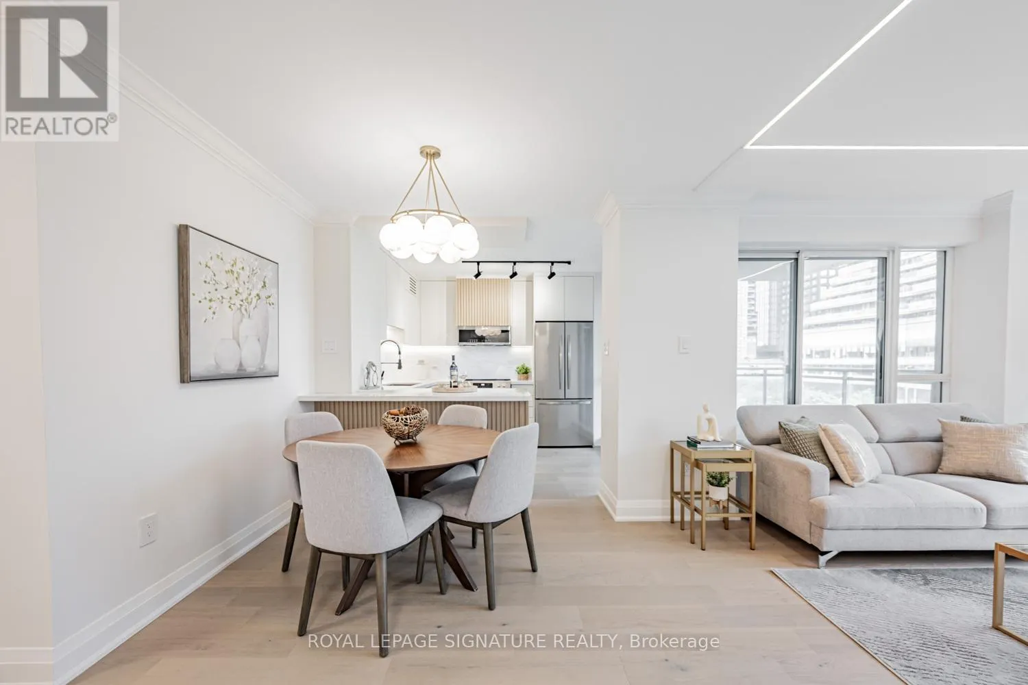 404 - 889 BAY STREET