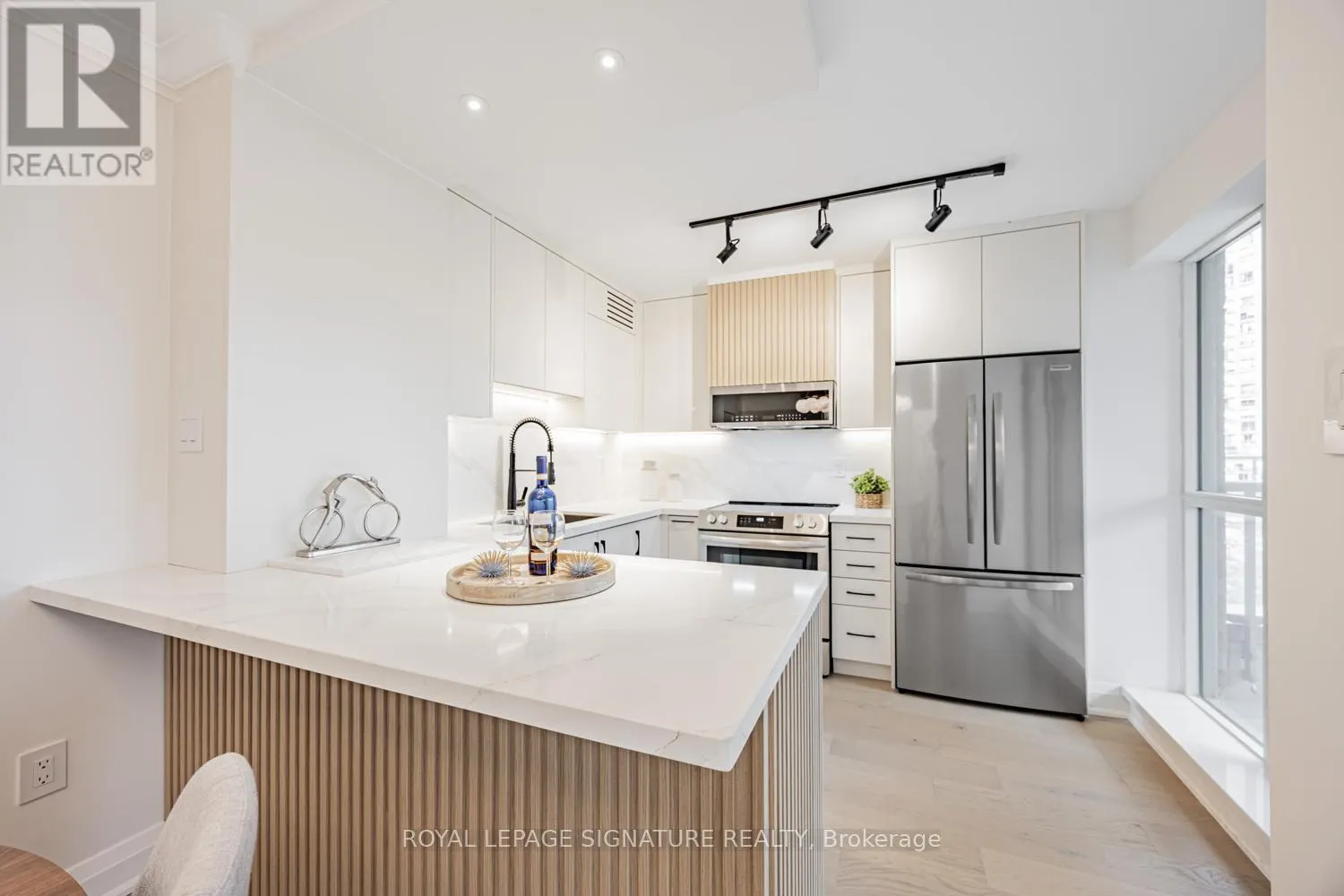 404 - 889 BAY STREET