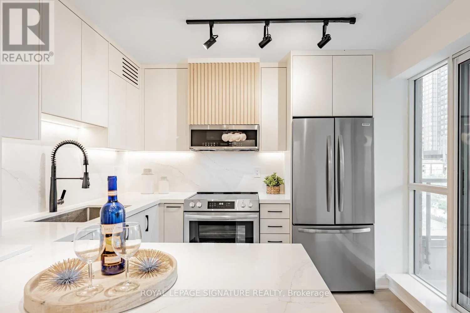 404 - 889 BAY STREET