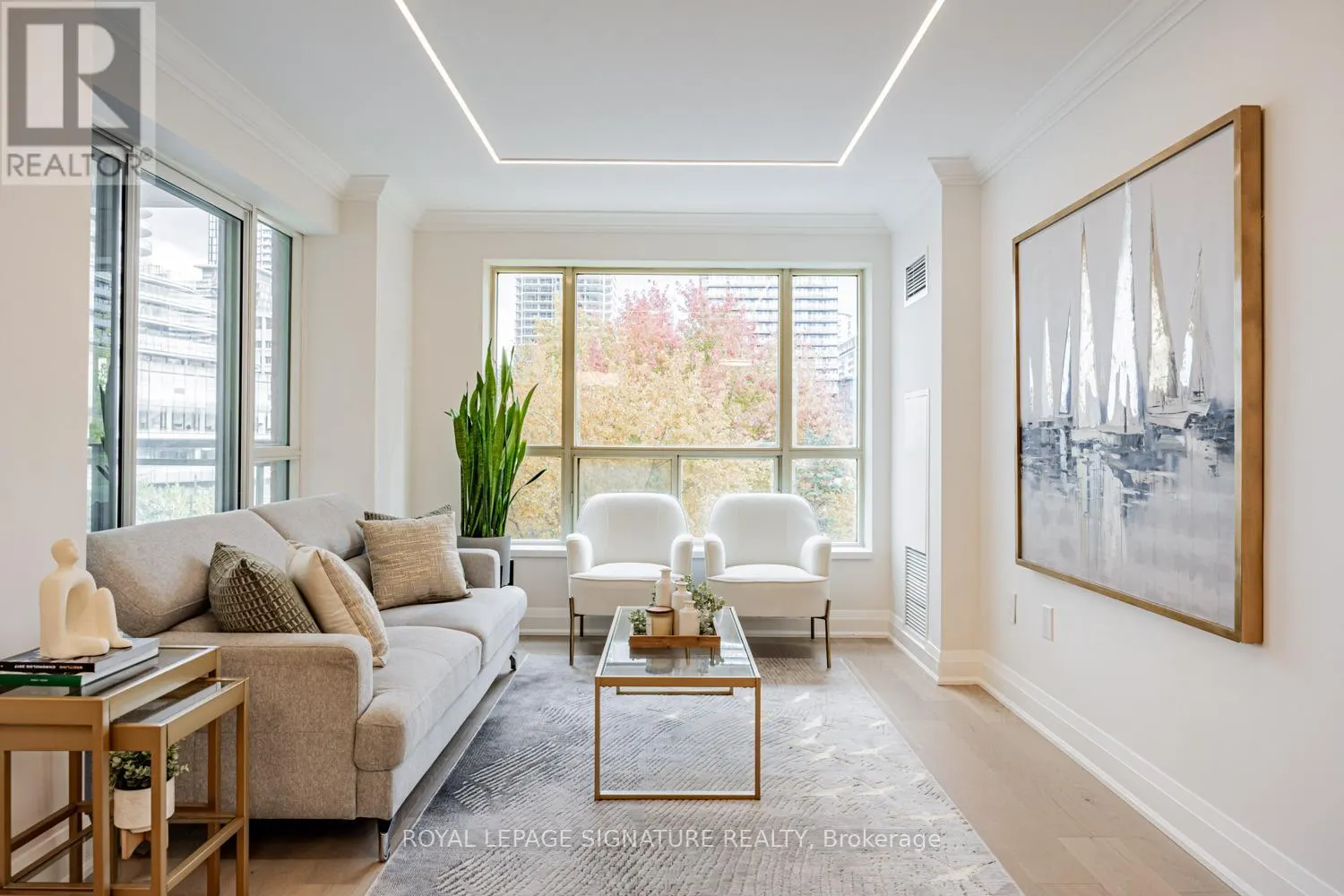 404 - 889 BAY STREET