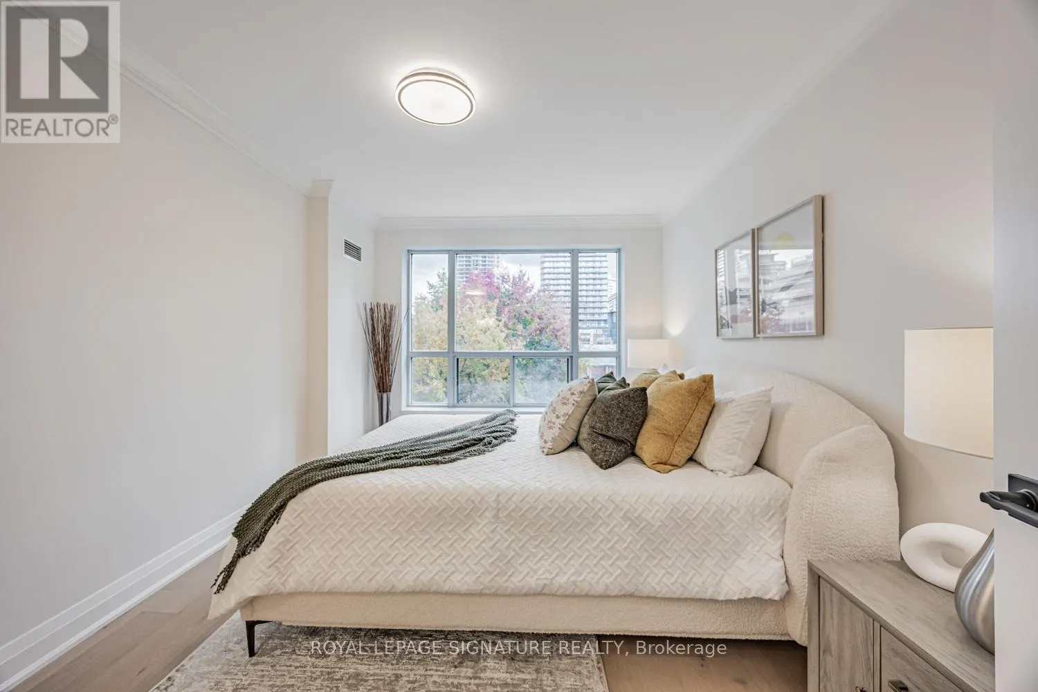 404 - 889 BAY STREET